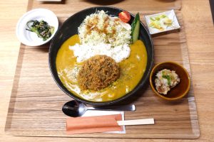 「きちんとごはん 虹」幸せの黄色いメンチカツカレー