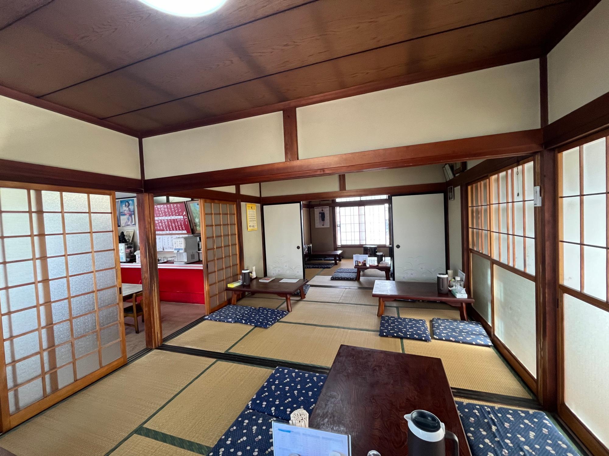 やまきち食堂 店内 座敷