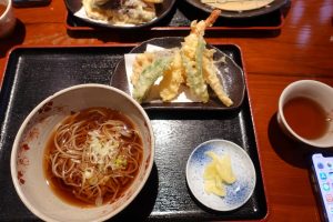 そば処 さくら 天ぷらそば　温かい蕎麦