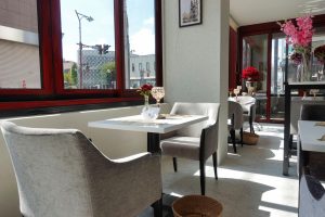 バンコクコーナー 店内 窓際テーブル