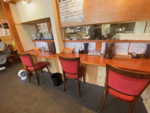 白河ラーメン はじめ カウンター席
