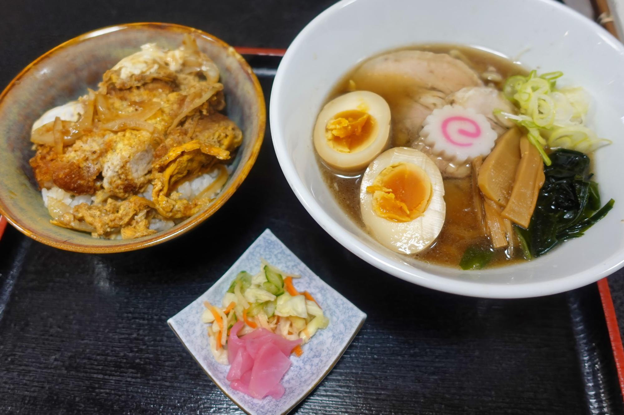 割烹 芳登里(ほとり)カツ丼セット 煮込みカツ丼で