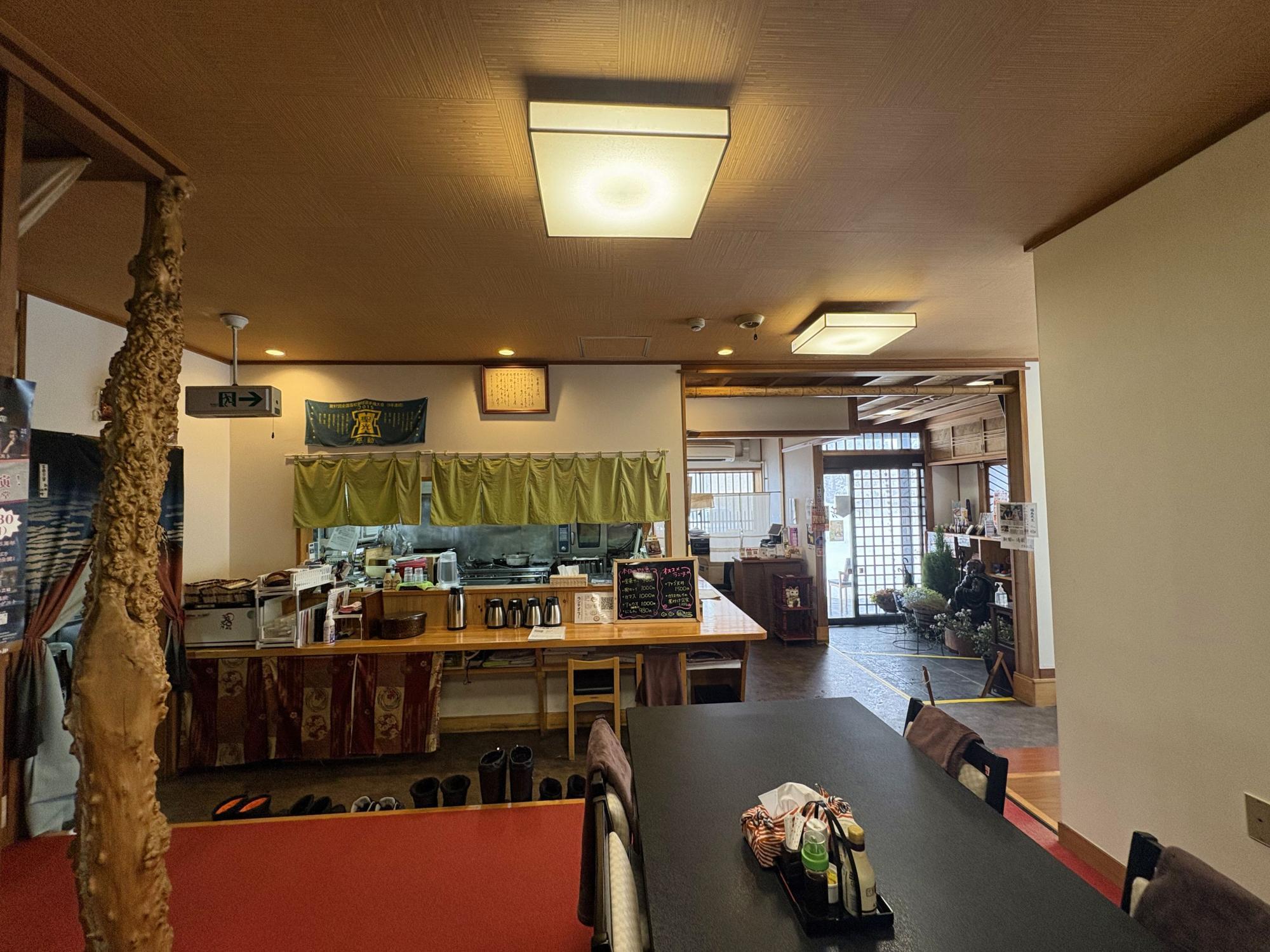 割烹 芳登里(ほとり) カウンター席と入口