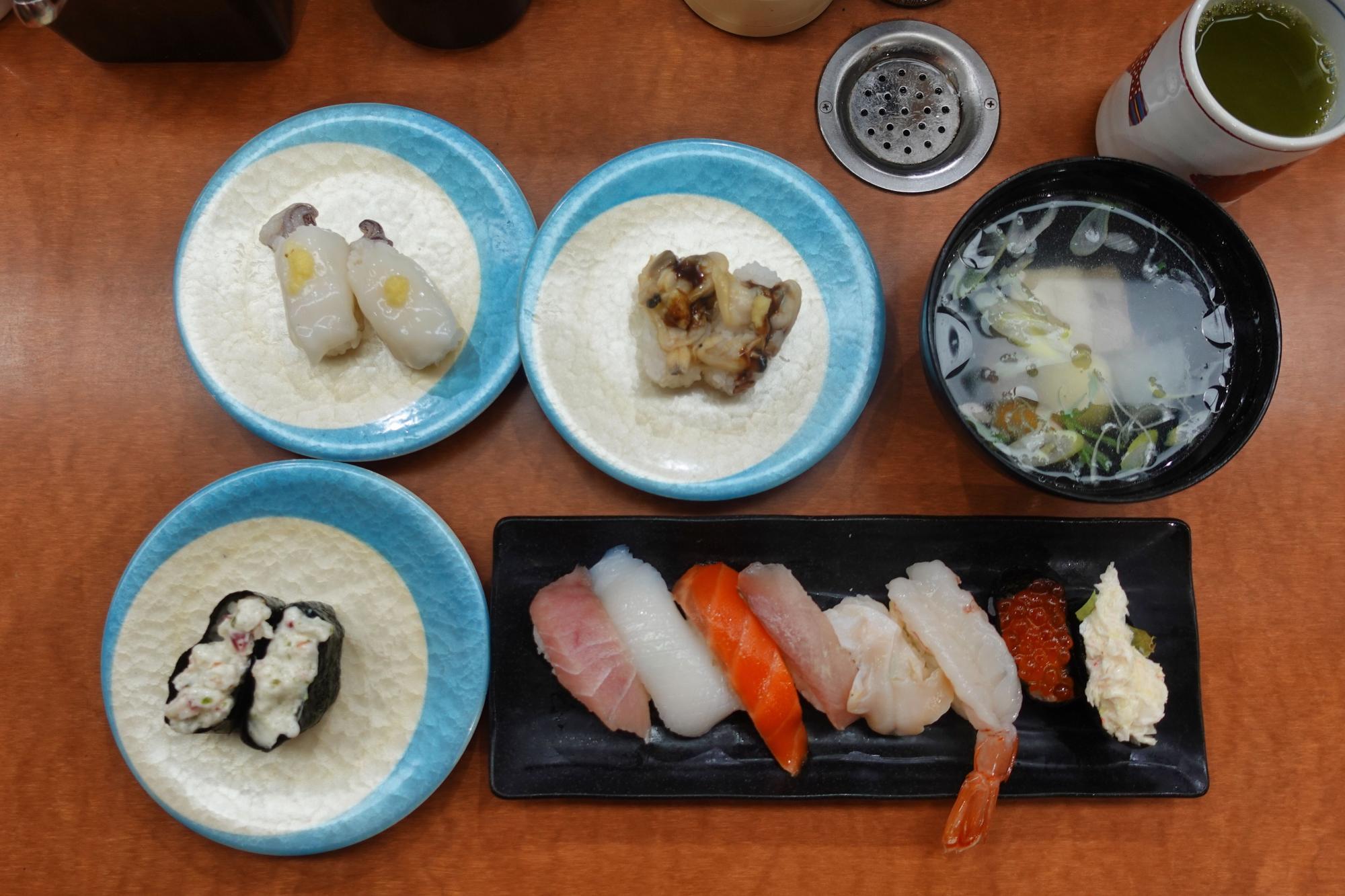 回転寿司 与三郎北海道 夜ランチ Aセットと追加皿。
