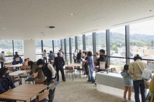 会津若松市役所 新庁舎 5階 6階の待合ミーティングスペース（展望室）