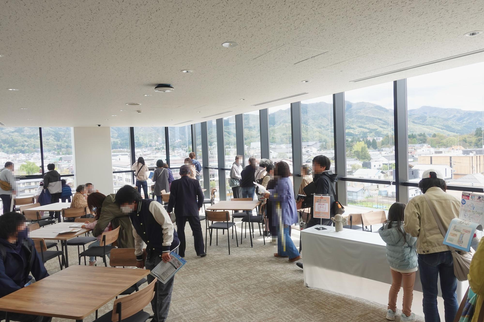 会津若松市役所 新庁舎 5階 6階の待合ミーティングスペース(展望室)