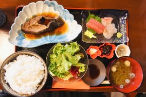 有頂天 本日の煮魚(カラスがれい)とお造り3点盛り定食