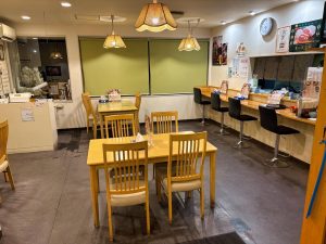 お食事処 あおやま 店内 テーブル席にカウンター席