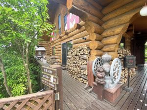 珈琲館 ひろ ログハウスの建屋にウッドデッキ