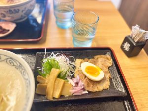 海風堂(シーフードウ)  煮干し香る 塩そば 別皿のトッピング
