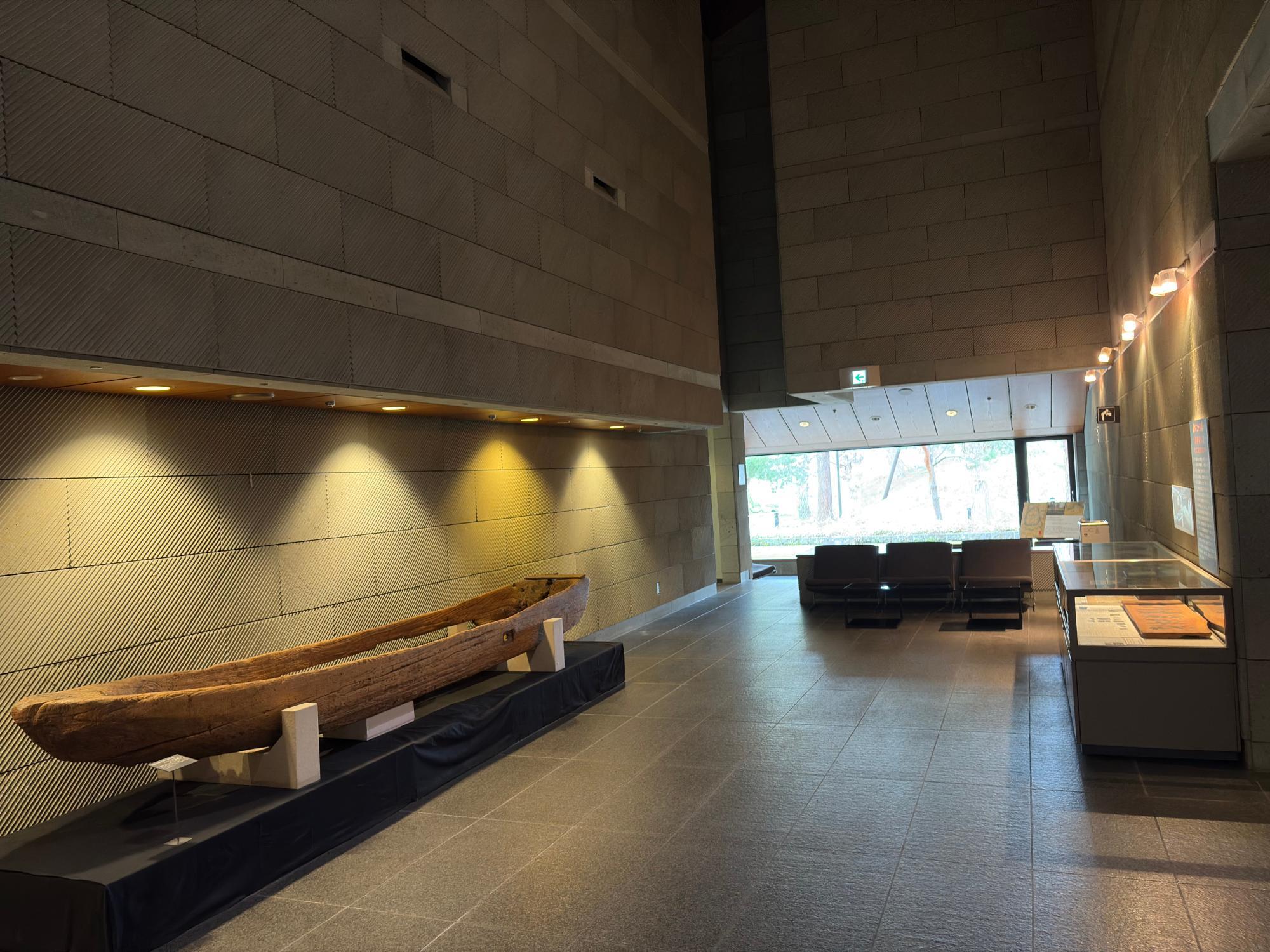 福島県立博物館(県博/けんぱく)  総合展示室内 ２カ所に休憩所&トイレ