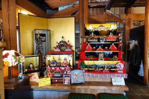田原屋菓子店 店内 雛飾りに「会津の天神様」