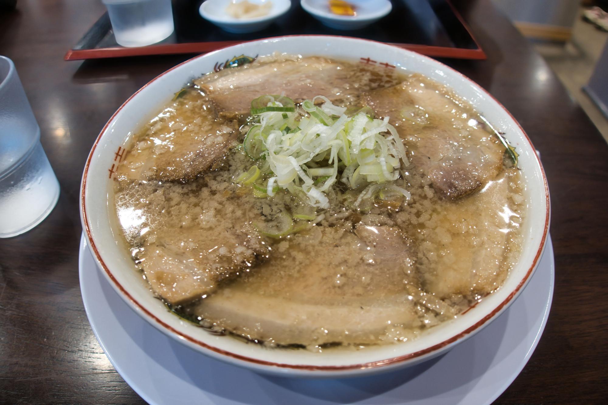 らぁ麺 まえ田 (ラーメン まえだ)チャーシュー麺 背脂入り