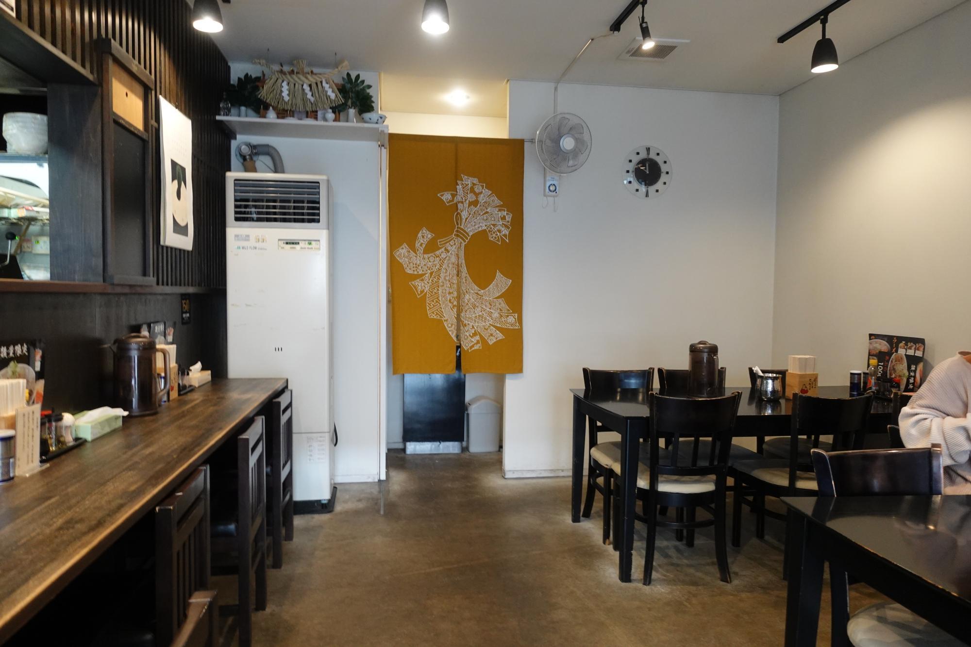 麺&ダイニング 坂新 店内
