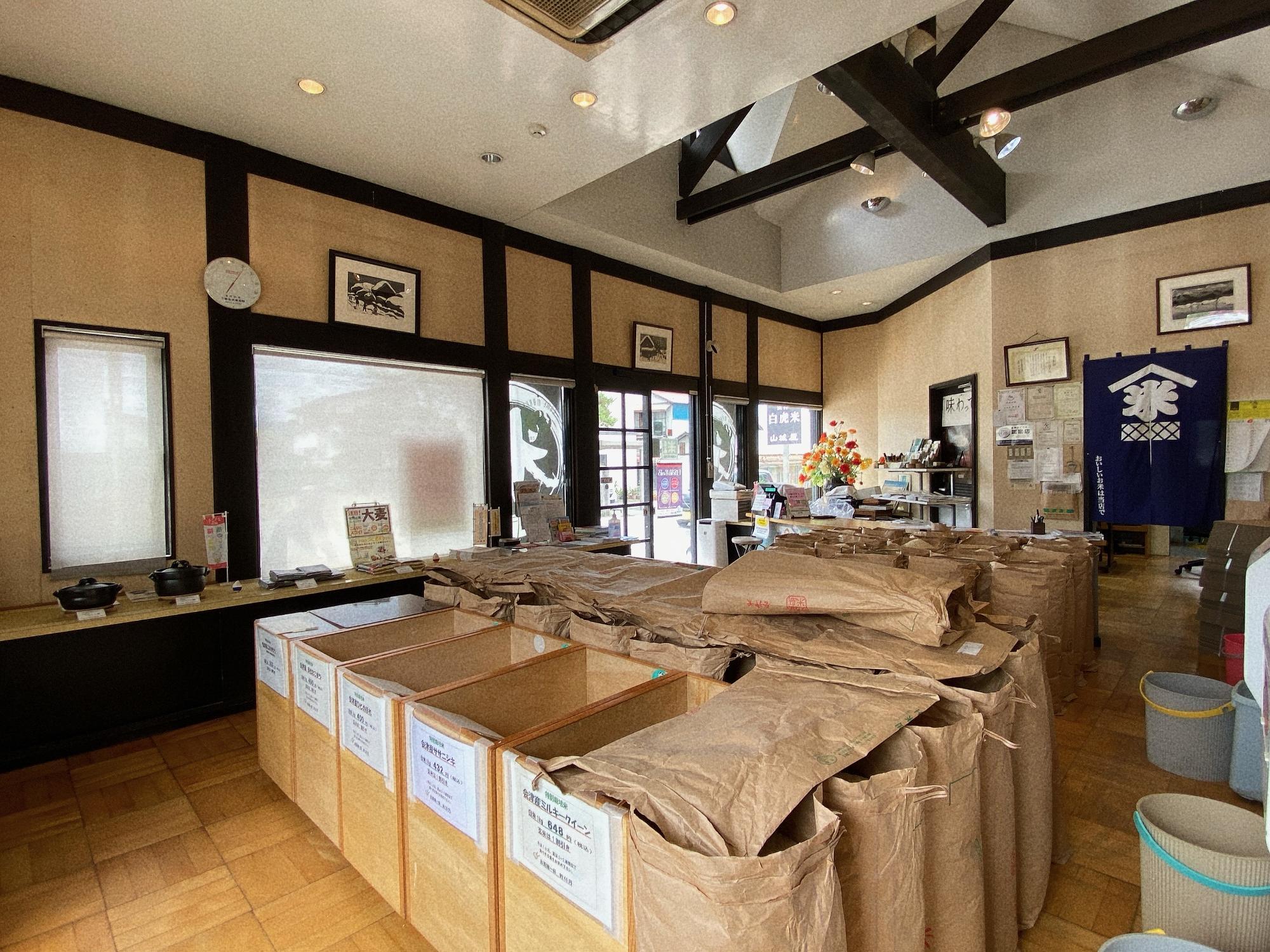 山城屋 店内