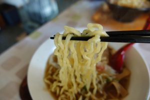 ラーメン工房 はちべえ ワンタンメン 中太平打ち多加水縮れ麺 リフトアップ