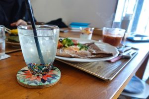 三茶カフェ そば粉のガレット コンプレット(ハム・チーズ・卵)  + 朝茶セット 本日のジュース