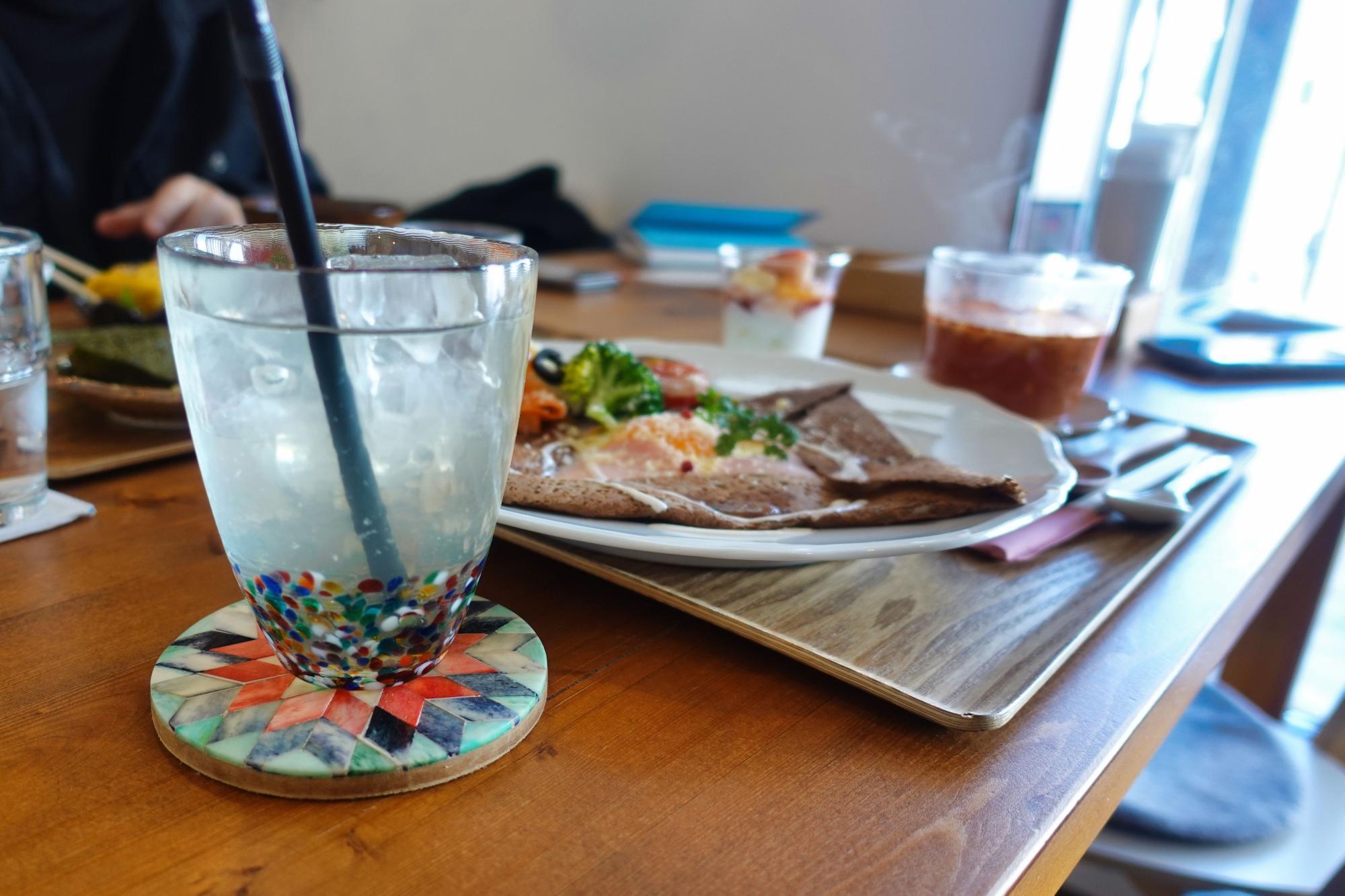 三茶カフェ そば粉のガレット コンプレット(ハム・チーズ・卵) + 朝茶セット 本日のジュース