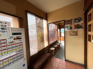 中華 しせん家 券売機 待ち席