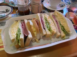 ペッパーポークとたまごの具沢山サンド