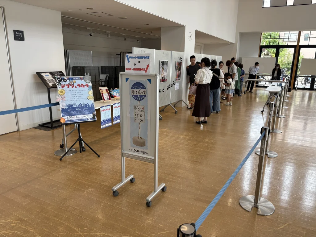 30分前には既に並ぶ人達が 01｜写真｜2026-08-30