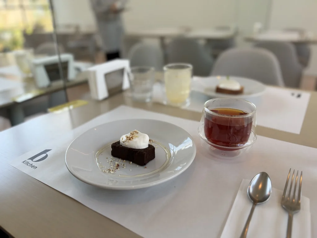 自家製トルテ カプレーゼ(チョコレート)と紅茶 01｜写真｜2026-10-17